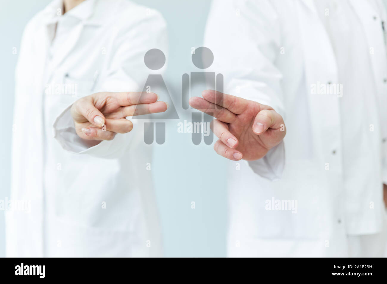 Due medici di prevenzione di supporto o la parità spingendo le icone del touchscreen Foto Stock