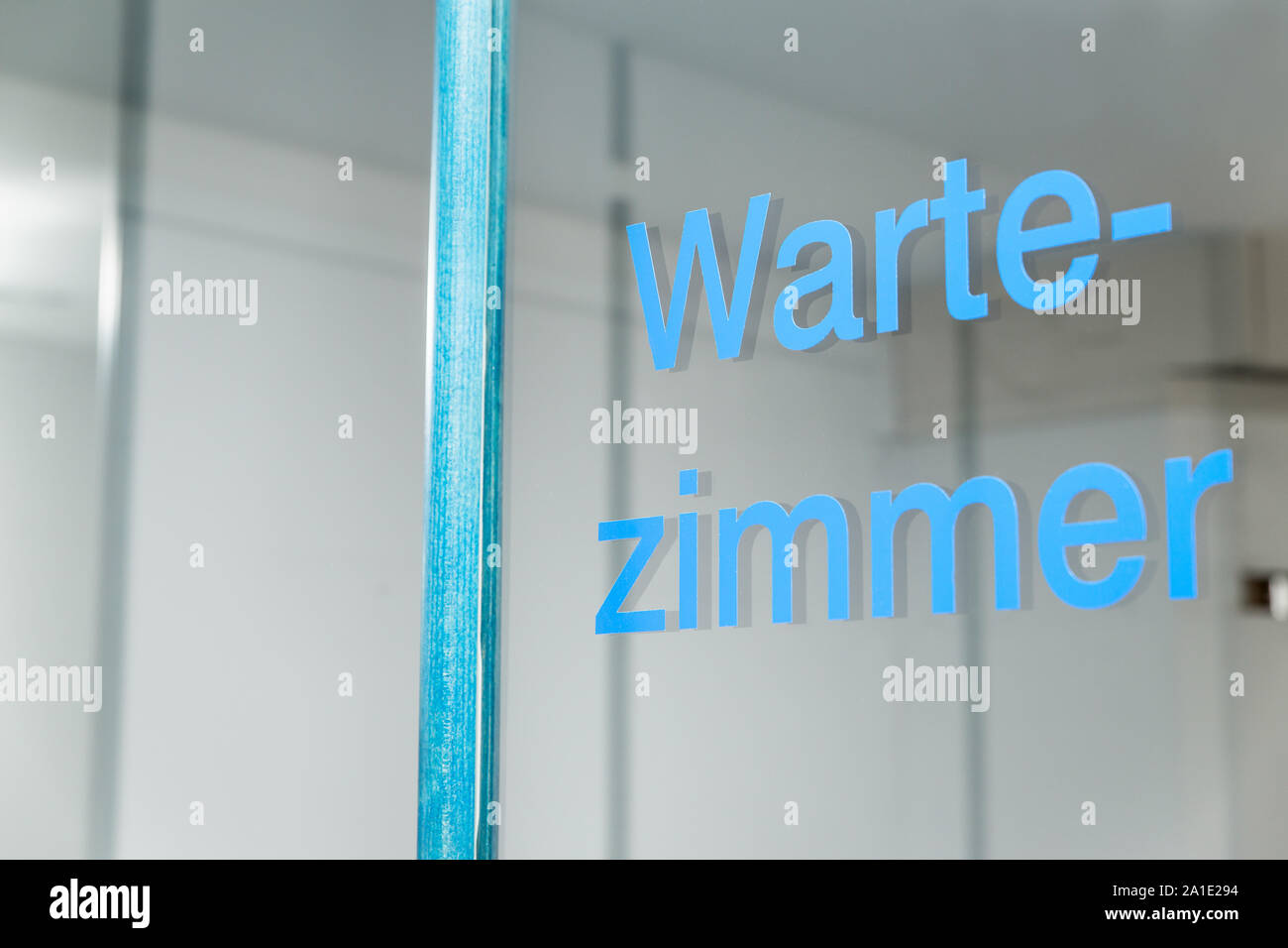Parola tedesca wartezimmer su una porta di vetro che significa sala di attesa Foto Stock