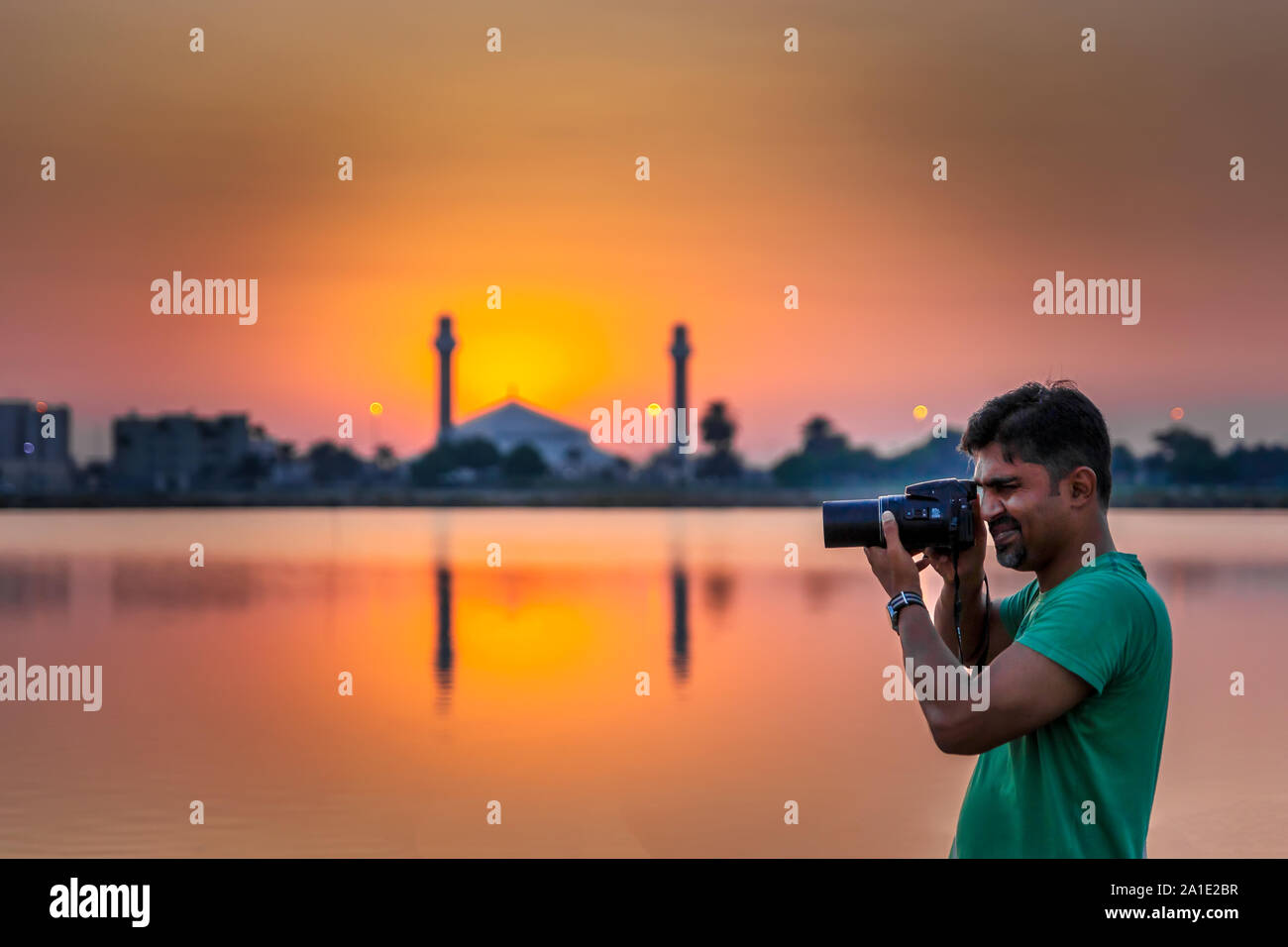 Fotografo sulla Corniche Khobar con sfondo giallo tramonto Foto Stock
