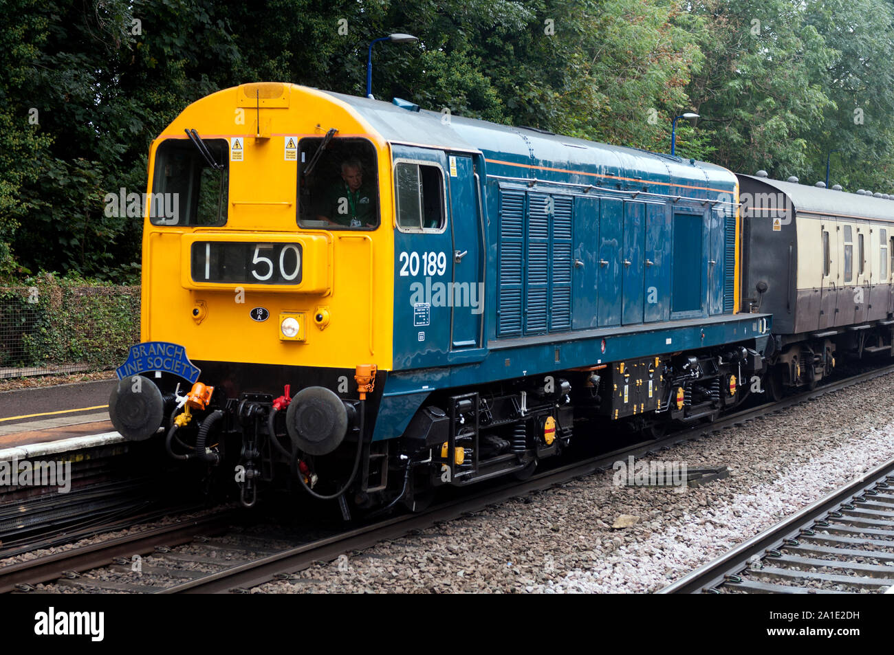 Il Birmingham gli appassionati di Balti escursione con il treno alla stazione di Warwick, Warwickshire, Regno Unito Foto Stock