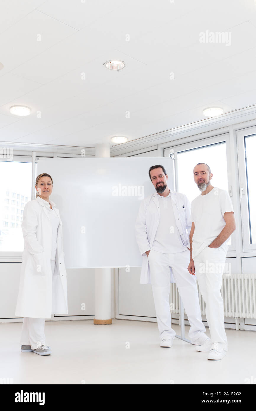 Il personale medico di fronte a una lavagna vuota, sacco di copyspace con professionisti medic Foto Stock