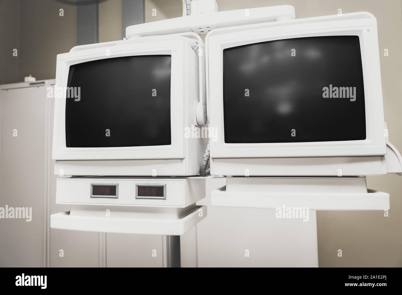 Due monitor medicina senza display visivo e un sacco di copyspace, camera per testo personalizzato Foto Stock