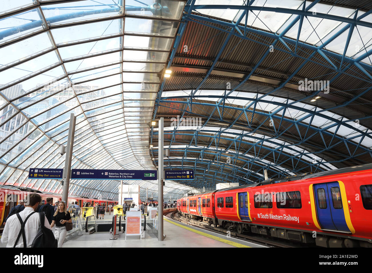 South Western con il treno alla Stazione Waterloo di Londra, Regno Unito Foto Stock