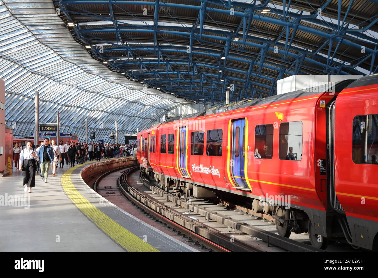 South Western con il treno alla Stazione Waterloo di Londra, Regno Unito Foto Stock