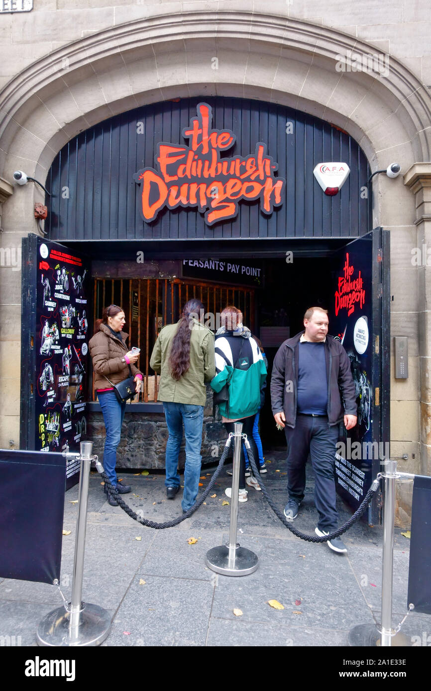 I visitatori del Edinburgh Dungeon, un premiato attrazione turistica che riunisce un professionista cast di attori teatrali ed effetti speciali Foto Stock