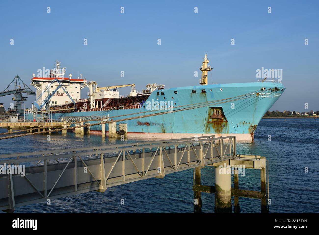 Prodotti nave cisterna sotto le operazioni di attracco al terminale petrolifero di Lorient, Bretagna Francia Foto Stock