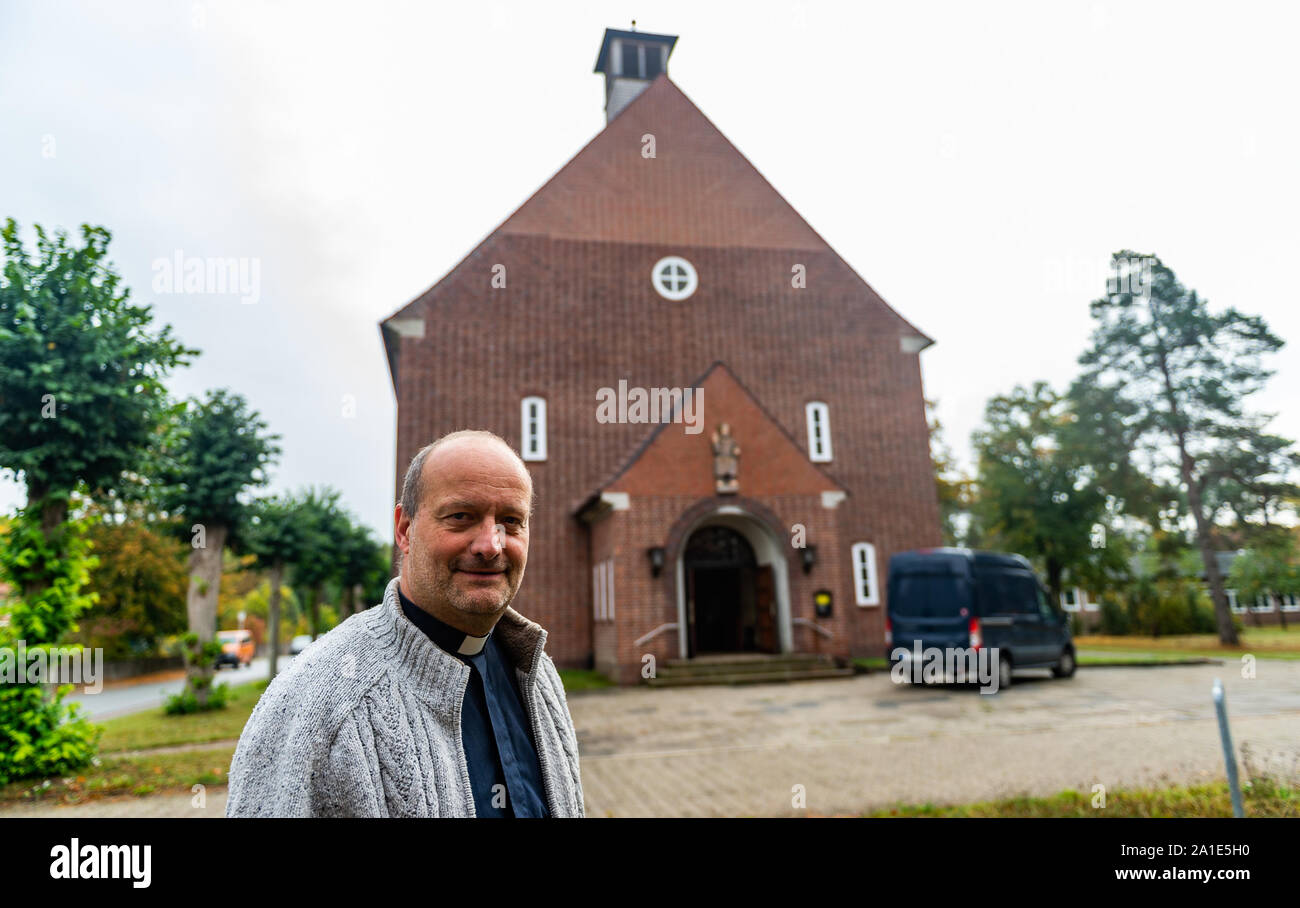 26 settembre 2019, Bassa Sassonia, Faßberg: Rudolf Blümcke, pastore sorge nella parte anteriore della Chiesa di St. Michael. Michael chiesa della parrocchia protestante in Faßberg ottiene una nuova campana. Essa sostituisce la campana sospesa dal ns di tempo, che è stata fornita con una croce uncinata. Foto: Philipp Schulze/dpa Foto Stock