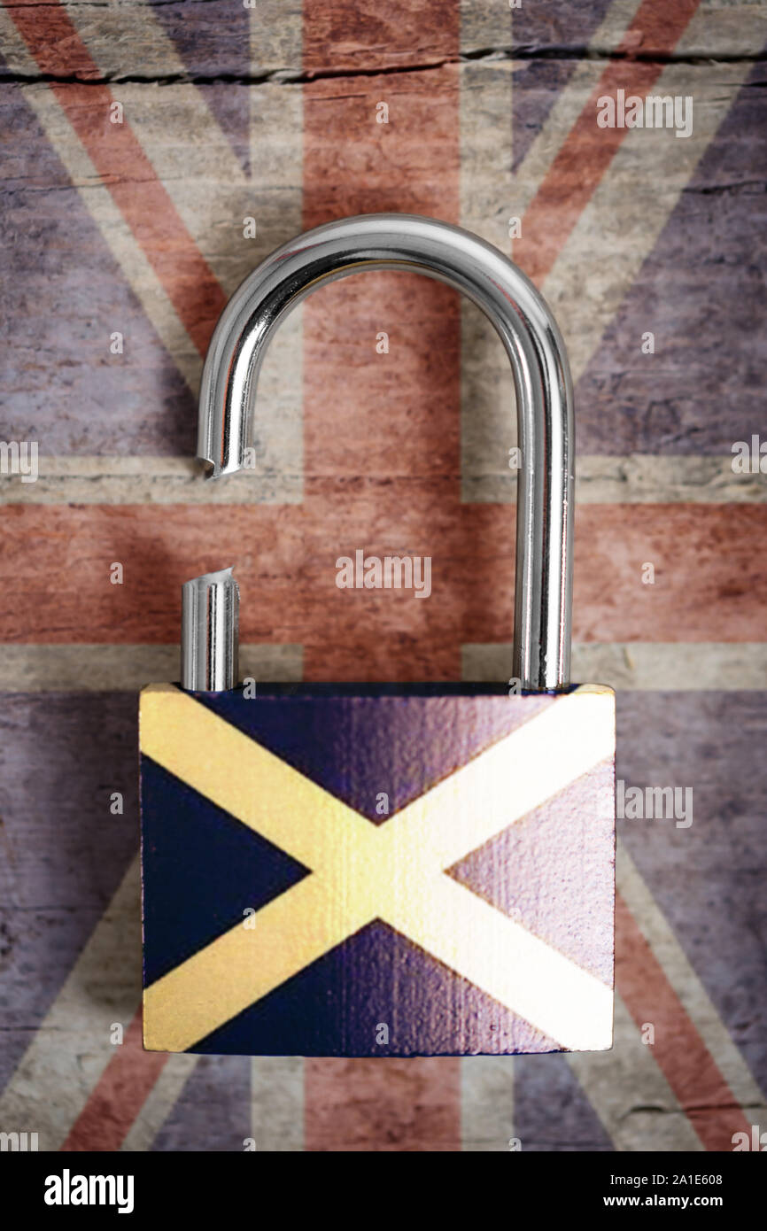 Il lucchetto con bandiera della Scozia è sbloccato, nella parte anteriore del Regno Unito bandiera, concetto referendum e indipendenza Foto Stock