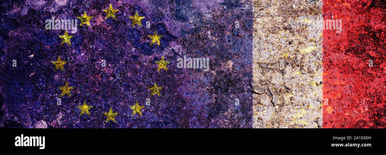 Panorama con europei e bandiera francese su uno sfondo di legno Foto Stock