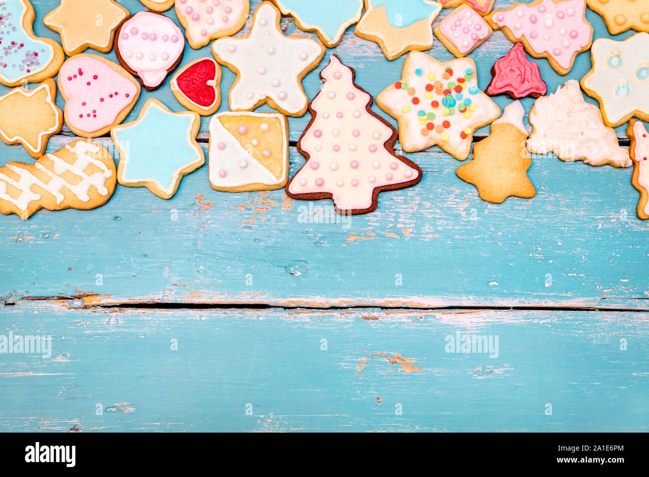 Flatlay, biscotti di Natale in blu sullo sfondo di legno con copyspace Foto Stock