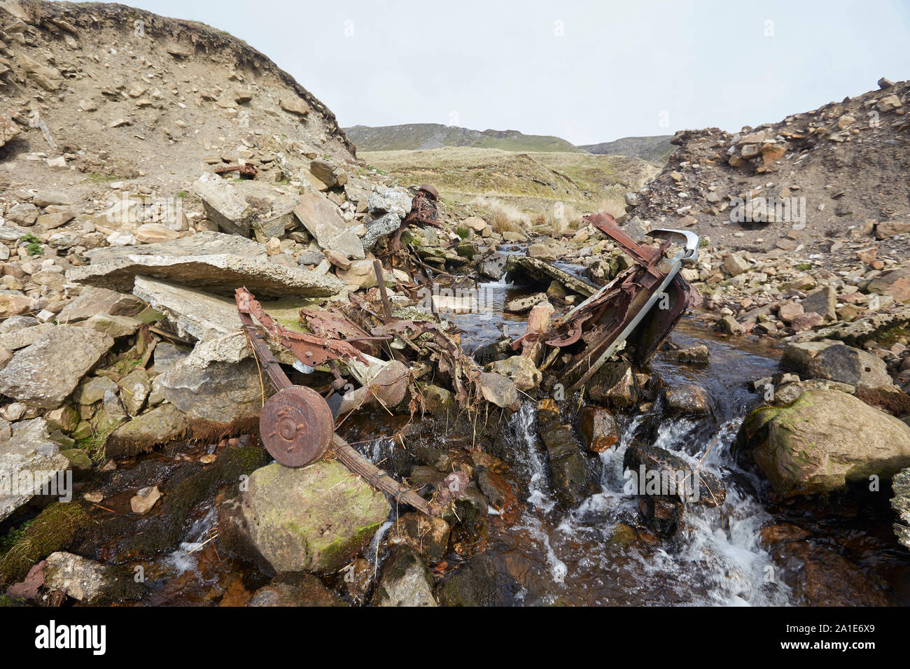 Abbandonati i resti di un veicolo e rottami di metallo in un ruscello vicino alle vecchie miniere di piombo sulla strada Oxclose, Ivy cicatrice, tra Woodhall e a Carperby, Yorkshire Foto Stock Abbandonati i resti di un veicolo e rottami di metallo in un ruscello vicino alle vecchie miniere di piombo sulla strada Oxclose, Ivy cicatrice, tra Woodhall e a Carperby, Yorkshire Foto Stock