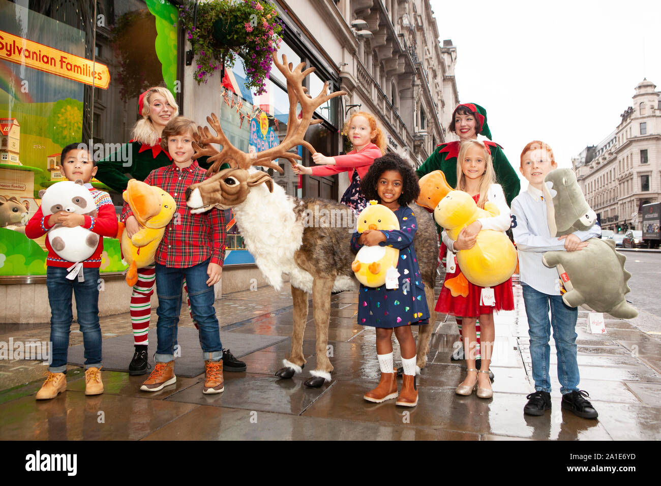 A pochi fortunati i bambini hanno ottenuto un viaggio a Hamleys per il lancio del loro 10 giocattoli per Natale su Regent Street. Foto Stock