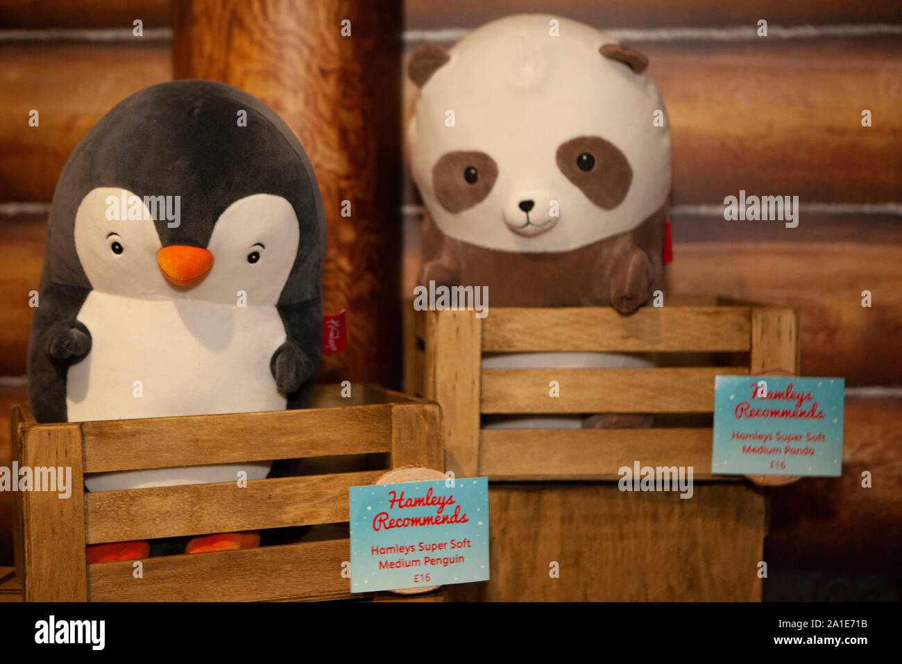 Hamleys lanciato dei loro 10 giocattoli per Natale, compresi questi Hamleys Super Soft pinguini di peluche panda e. Foto Stock