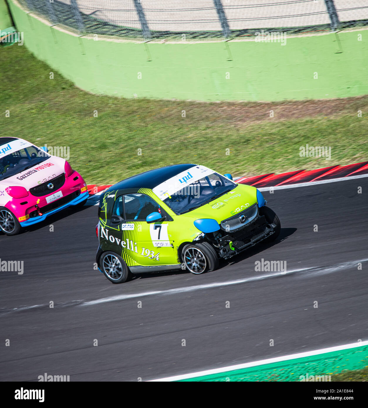 Circuito di Vallelunga, in Italia il 14 settembre 2019. Angolo di alta vista di asfalto del circuito con Smart motore elettrico auto racing in azione durante la gara e danneggiate Foto Stock