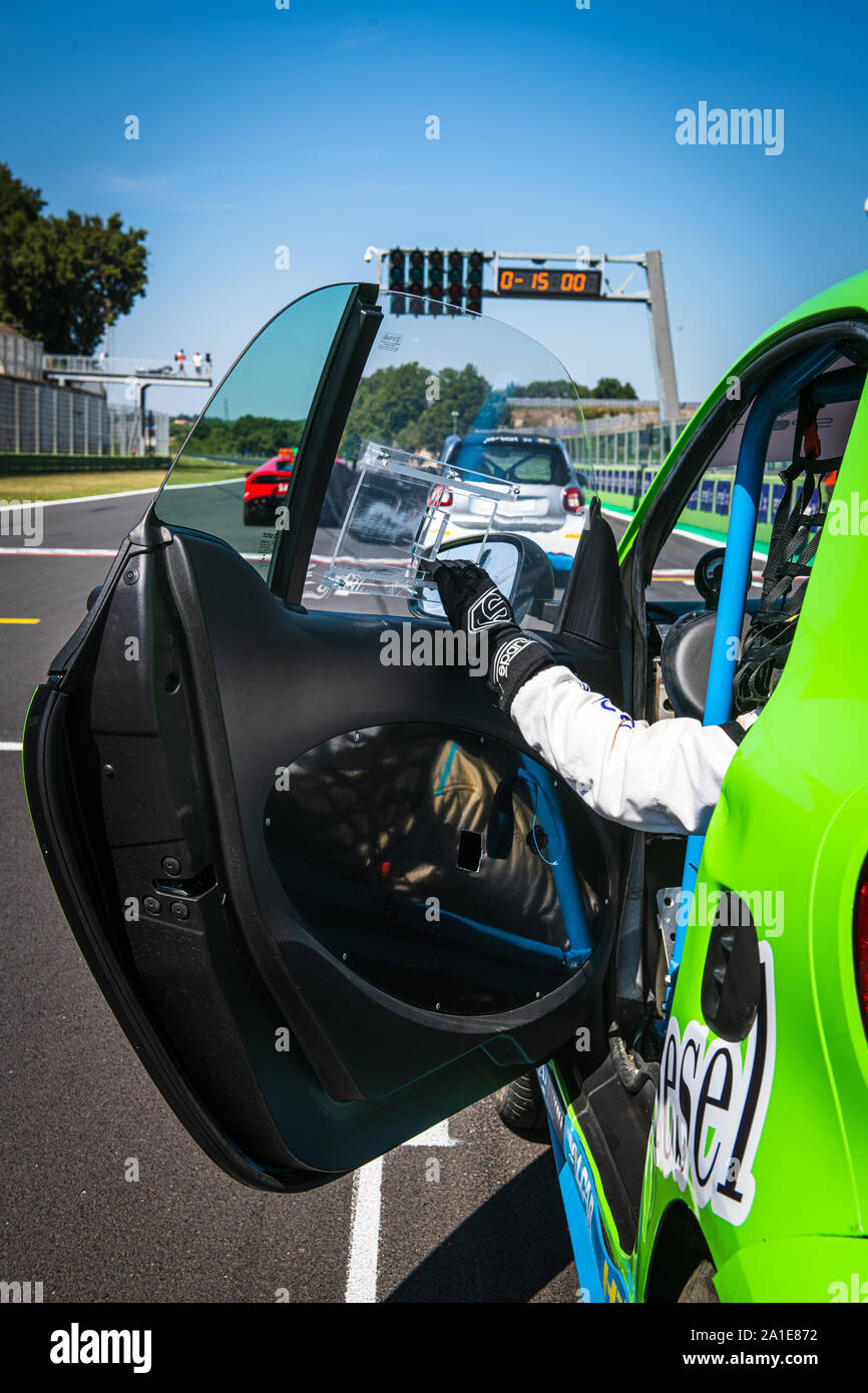 Circuito di Vallelunga, in Italia il 14 settembre 2019. Vista posteriore del conducente della Smart motore elettrico auto racing pronto per avviare nel circuito Foto Stock