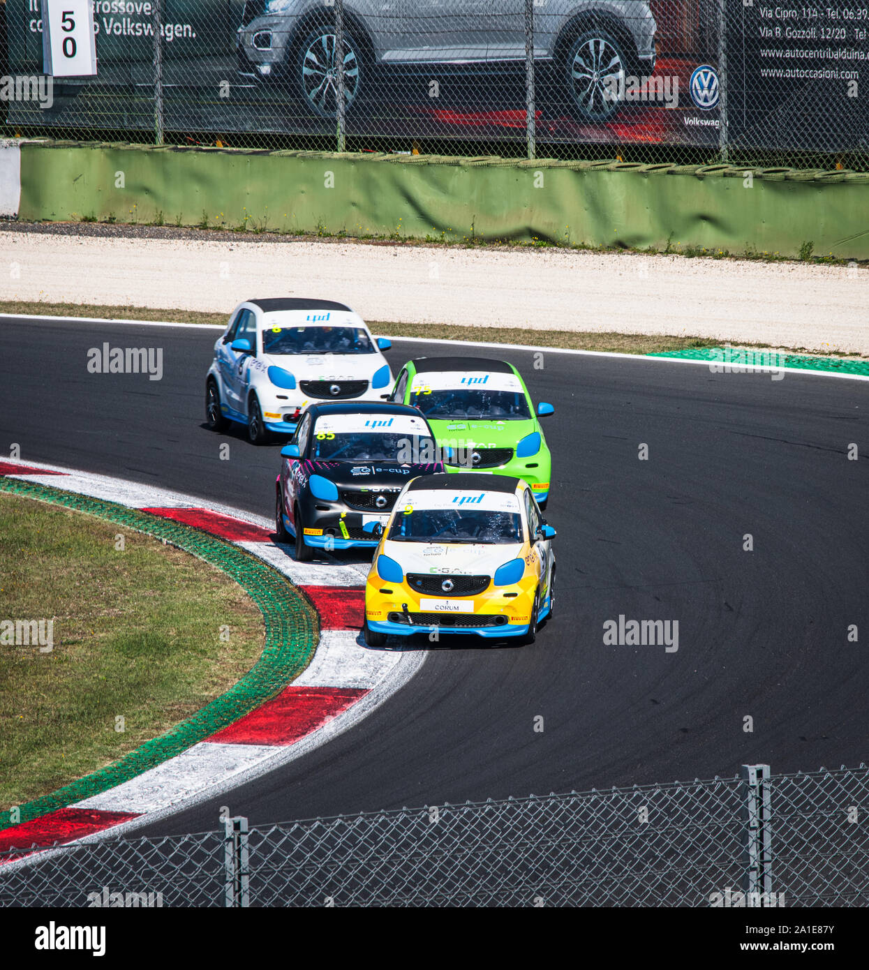 Circuito di Vallelunga, in Italia il 14 settembre 2019. Angolo di alta vista di asfalto del circuito con Smart motore elettrico auto racing in azione durante la gara Foto Stock