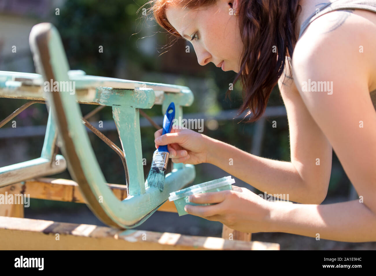 Vecchio slittino in legno è sempre verniciato con vernice gessoso in blu e bianco, shabby chic finish Foto Stock