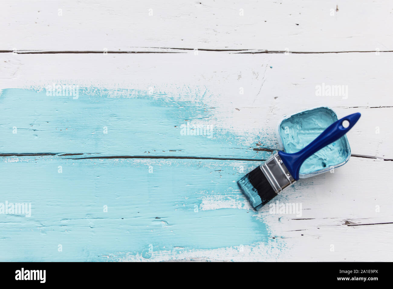 Vista dall'alto su tavole di legno che viene dipinta in shabby chic look Foto Stock