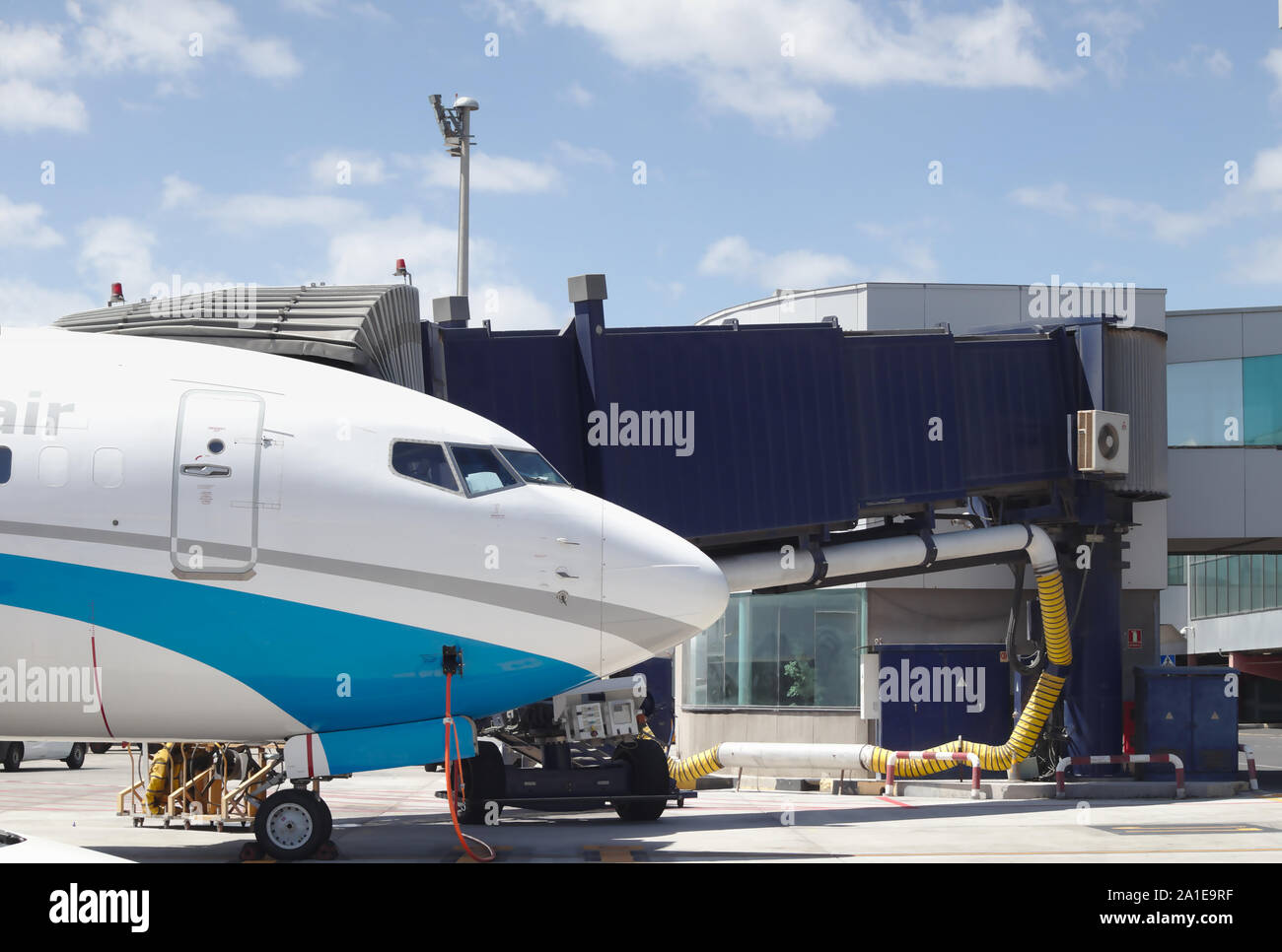 Settembre 2019. Tenerife North-Los Rodeos Airport. Spagna. Commerciale di un aereo di passeggero collegato al terminale tramite il velivolo gateway di accesso Foto Stock