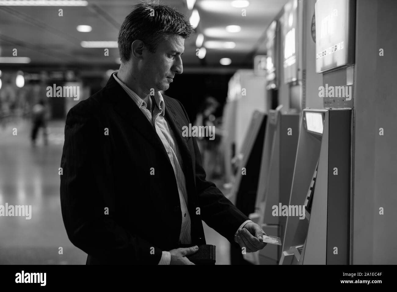 Imprenditore dentro la metropolitana stazione ferroviaria a Bangkok, in Thailandia Foto Stock
