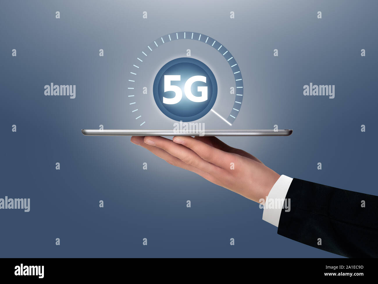 Uomo con una tavoletta digitale con simbolo di 5G la connessione di rete. Foto Stock