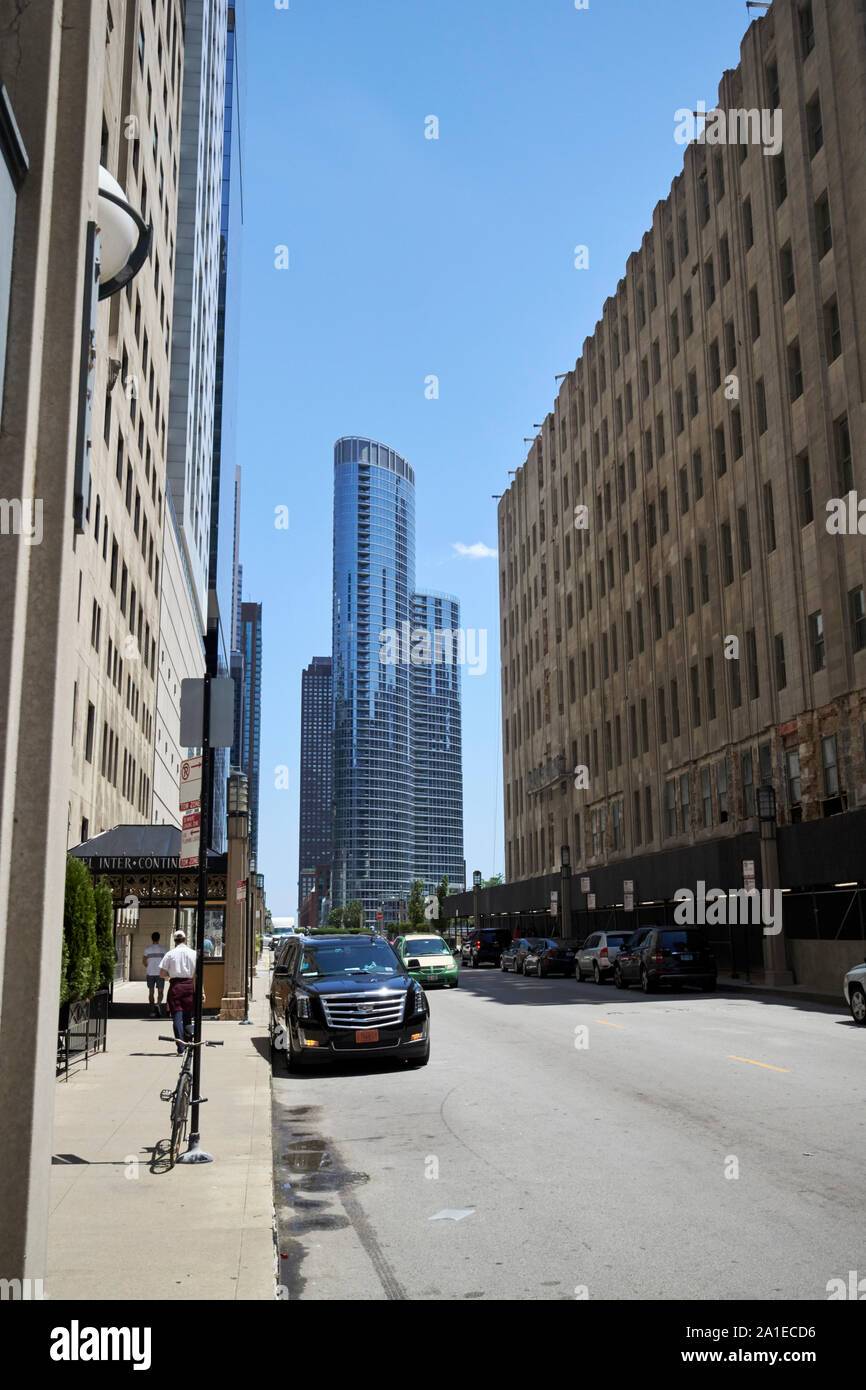 Guardando lungo illinois street verso 465 north park appartamento edificio streeterville Chicago in Illinois negli Stati Uniti d'America Foto Stock