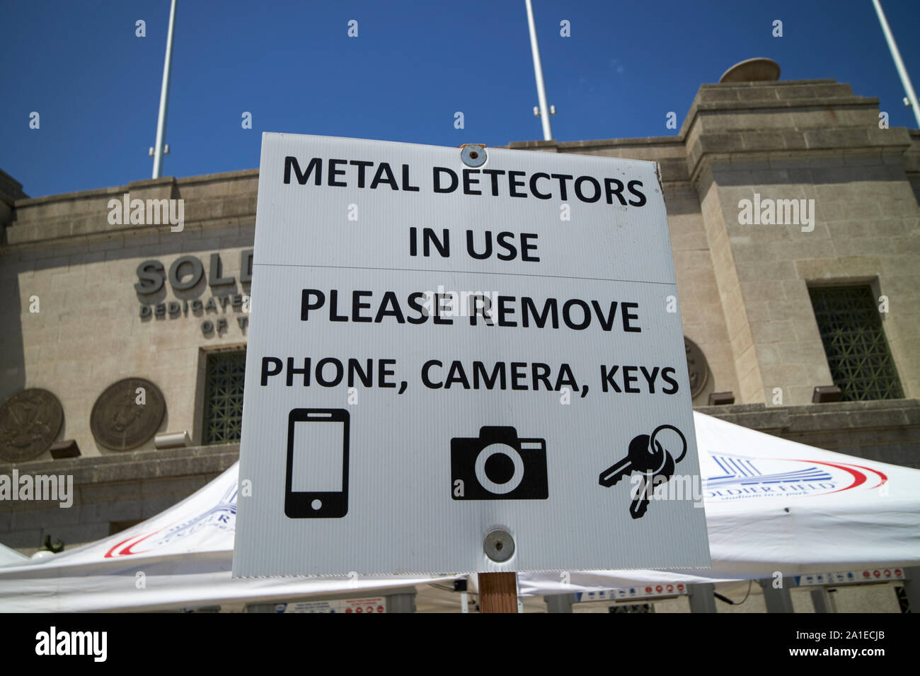 Cartello fuori Soldier Field i rivelatori di metallo in uso si prega di rimuovere il telefono tasti telecamera di chicago, illinois, Stati Uniti d'America Foto Stock