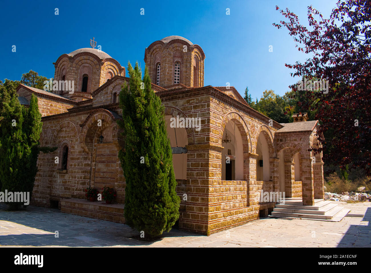 Bella chiesa di San Dionysos su una soleggiata giornata estiva in Litchoro, Bulgaria Foto Stock