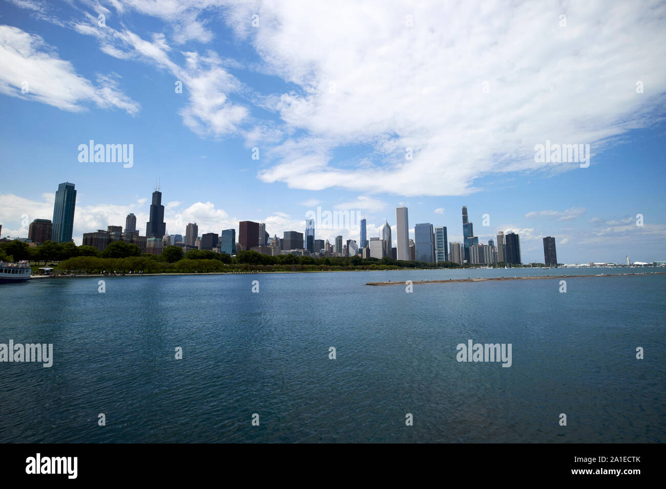 Chicago skyline della città come si vede dal museo del campus e sul fronte del lago trail con parete del porto in vista di chicago, illinois, Stati Uniti d'America Foto Stock