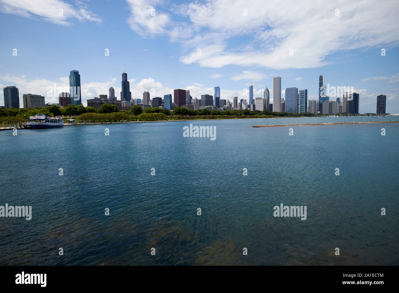 Chicago skyline della città come si vede dal museo del campus e sul fronte del lago trail con parete del porto in vista di chicago, illinois, Stati Uniti d'America Foto Stock