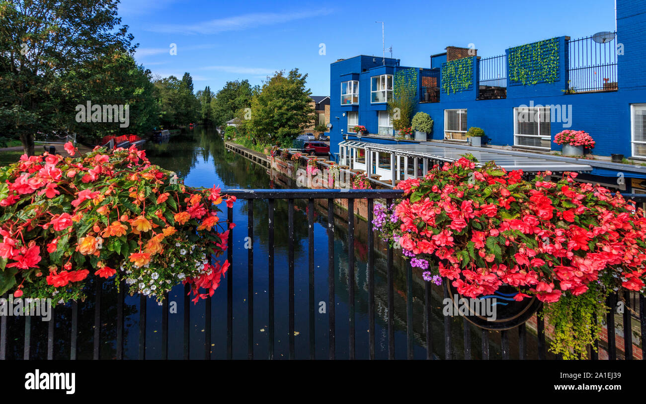 Saracens Head public house reflections,ware town center high street , fiume Lea navigazione, Hertfordshire, home counties, Inghilterra meridionale, Regno Unito, GB, UE Foto Stock