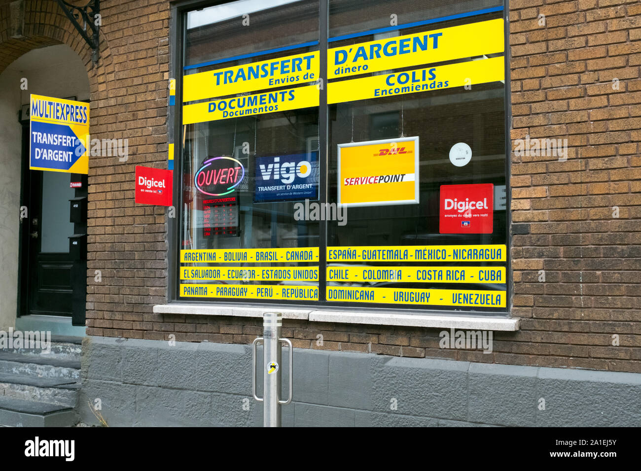 Wire Transfer business. Ci sono molti posti come questo a Montreal. Canadesi etnici li utilizzano per inviare denaro alle famiglie all'estero. Foto Stock