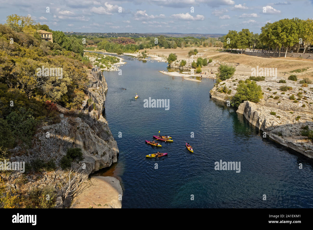 REMOULINS, Francia, 20 settembre 2019 : Kayak sotto il Pont du Gard, il più alto acquedotto romano ponte, costruito nel I secolo, è stato aggiunto alla lista di Foto Stock