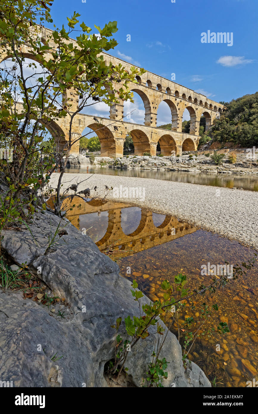 REMOULINS, Francia, 20 settembre 2019 : Il Pont du Gard, il più alto acquedotto romano ponte, e uno dei più conservati, fu costruito nel 1° centu Foto Stock