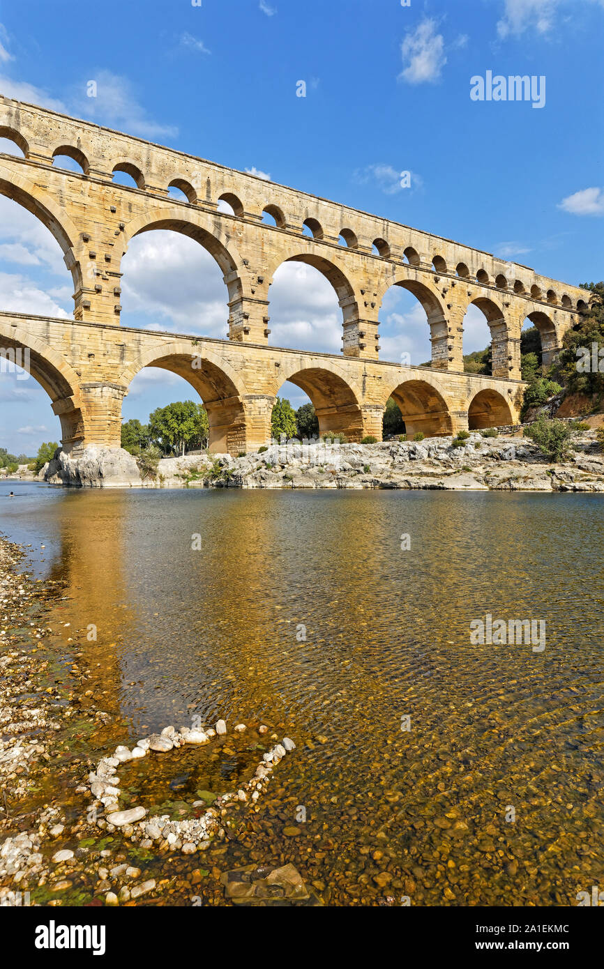 REMOULINS, Francia, 20 settembre 2019 : Il Pont du Gard, il più alto acquedotto romano ponte, e uno dei più conservati, fu costruito nel 1° centu Foto Stock
