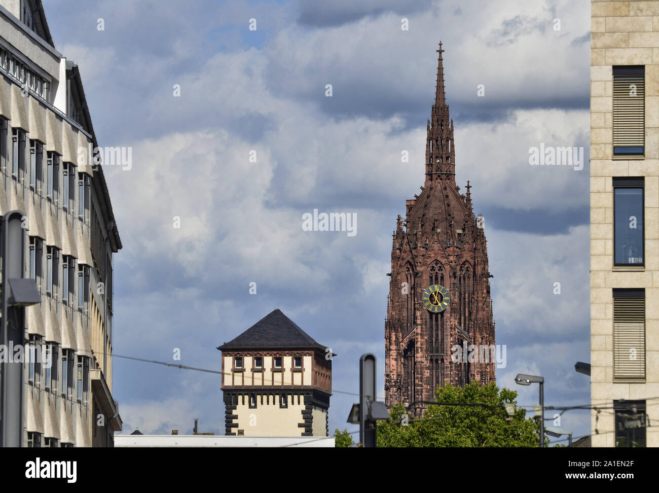 Frankfurt am Main, Germania, Agosto 2019. La cattedrale si vede da lontano, alla base della Eurotower. Confronto tra antico e moderno architectu Foto Stock