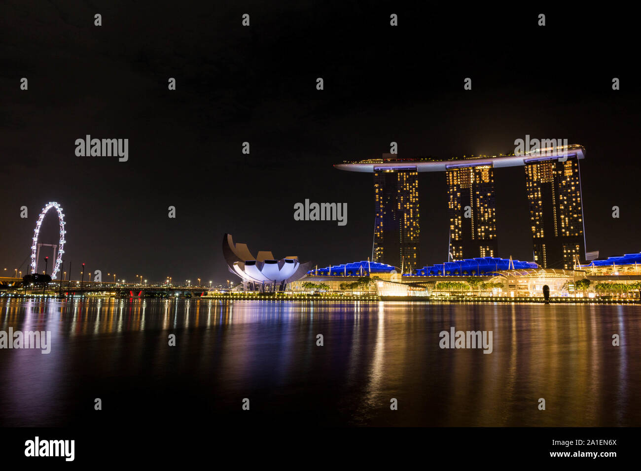Il Marina Bay, Singapore di notte con Singapore Flyer, Marina Bay Flyer, Marina Bay Theatre e Marina Bay sands Foto Stock