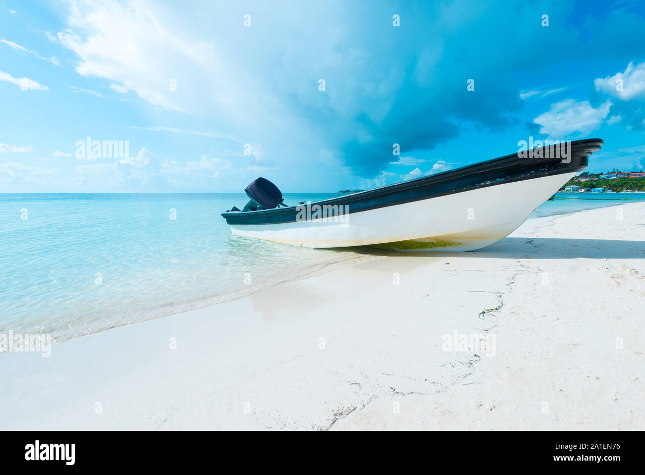 Barca sulla spiaggia di San Andres Island ai Caraibi, Colombia, Sud America Foto Stock