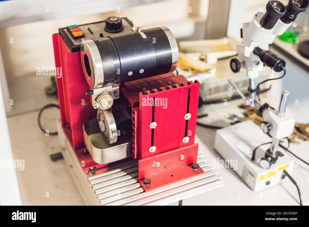 Filo diamantato di taglio per il taglio di materiali solidi in un processo di preparazione dei campioni per la microscopia elettronica Foto Stock