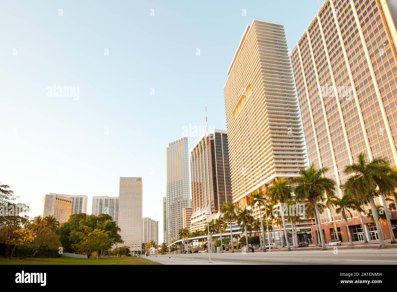 Miami, Florida, Stati Uniti - Biscayne Boulevard presso il centro cittadino in lui la mattina presto. Foto Stock