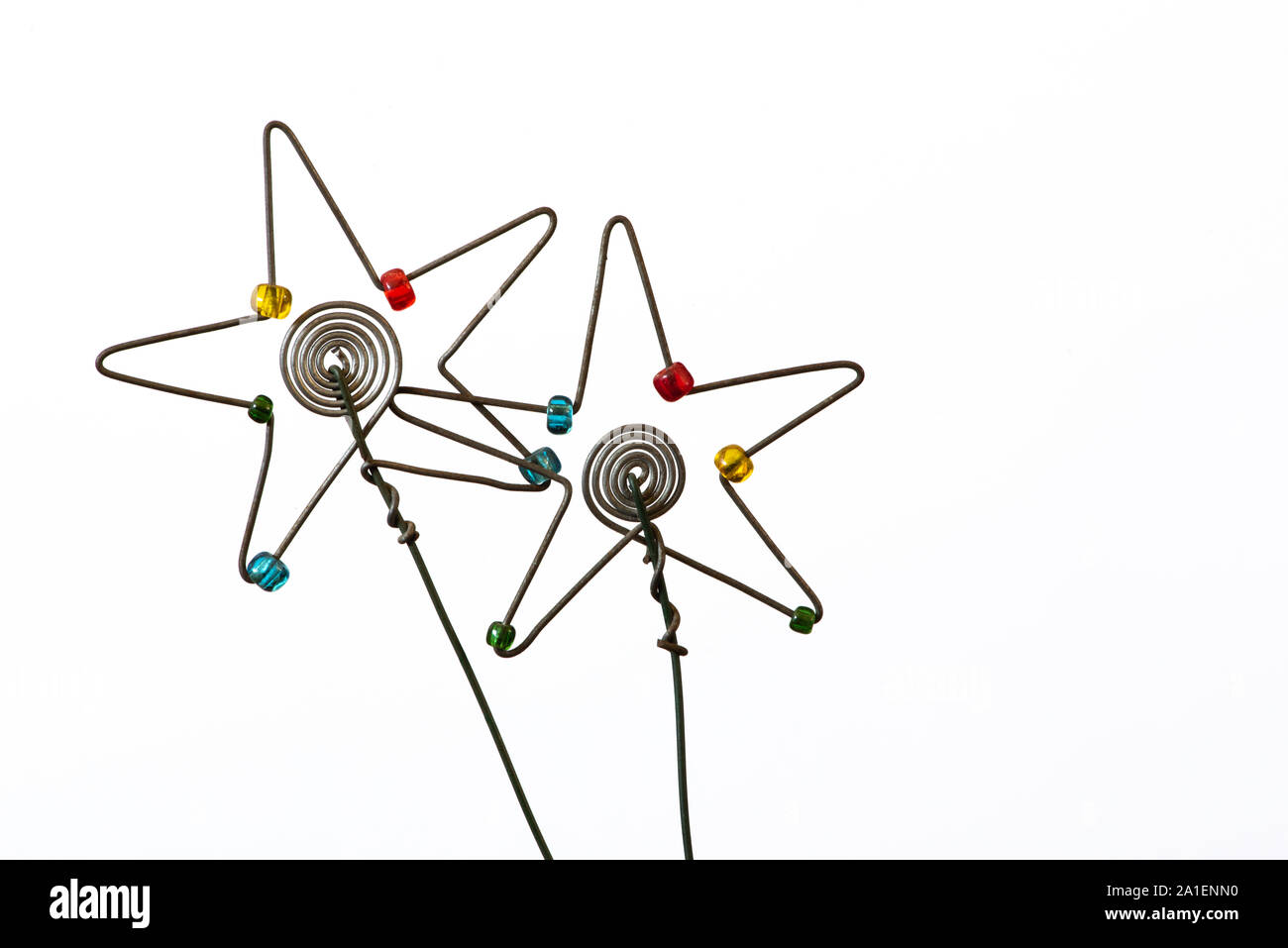 Due iconico ma semplici stelle di Natale creati al di fuori di filo metallico e perline. Foto Stock