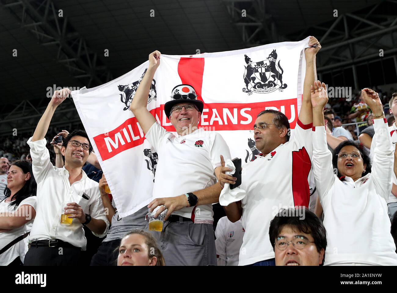 Tifosi inglesi celebrare in stand durante il 2019 Coppa del Mondo di Rugby corrispondono a Kobe Misaki Stadium, Giappone. Foto Stock