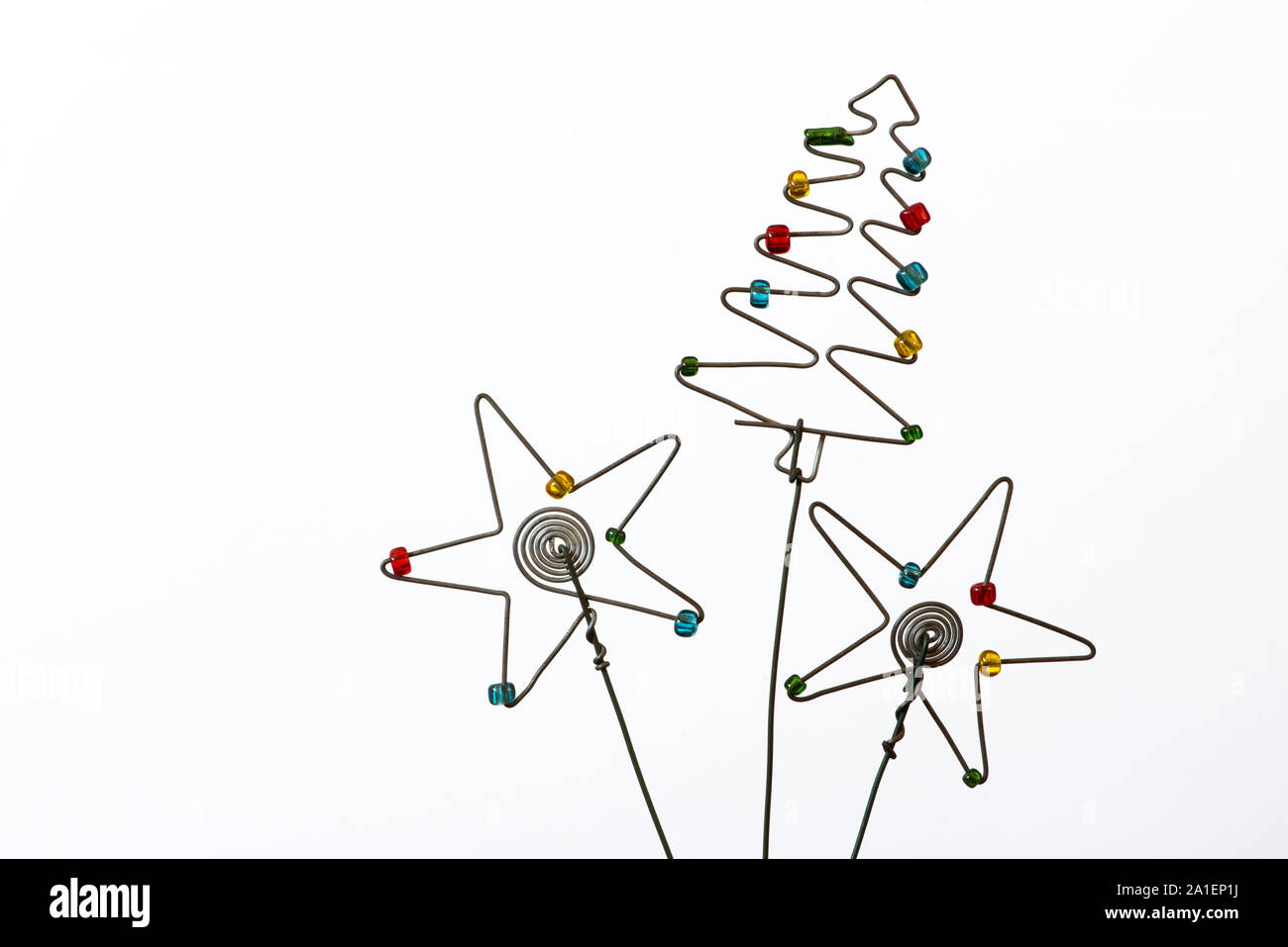 Un iconico ma semplice albero di Natale e due stelle creati al di fuori di filo metallico e perline. Foto Stock