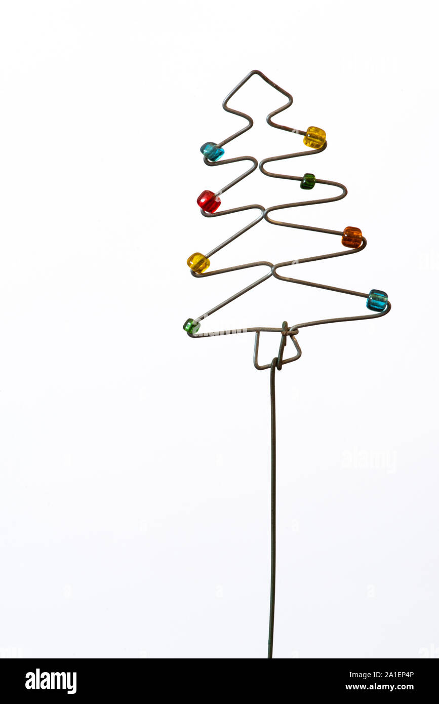 Un iconico ma semplice albero di Natale creati al di fuori di filo metallico e perline. Foto Stock