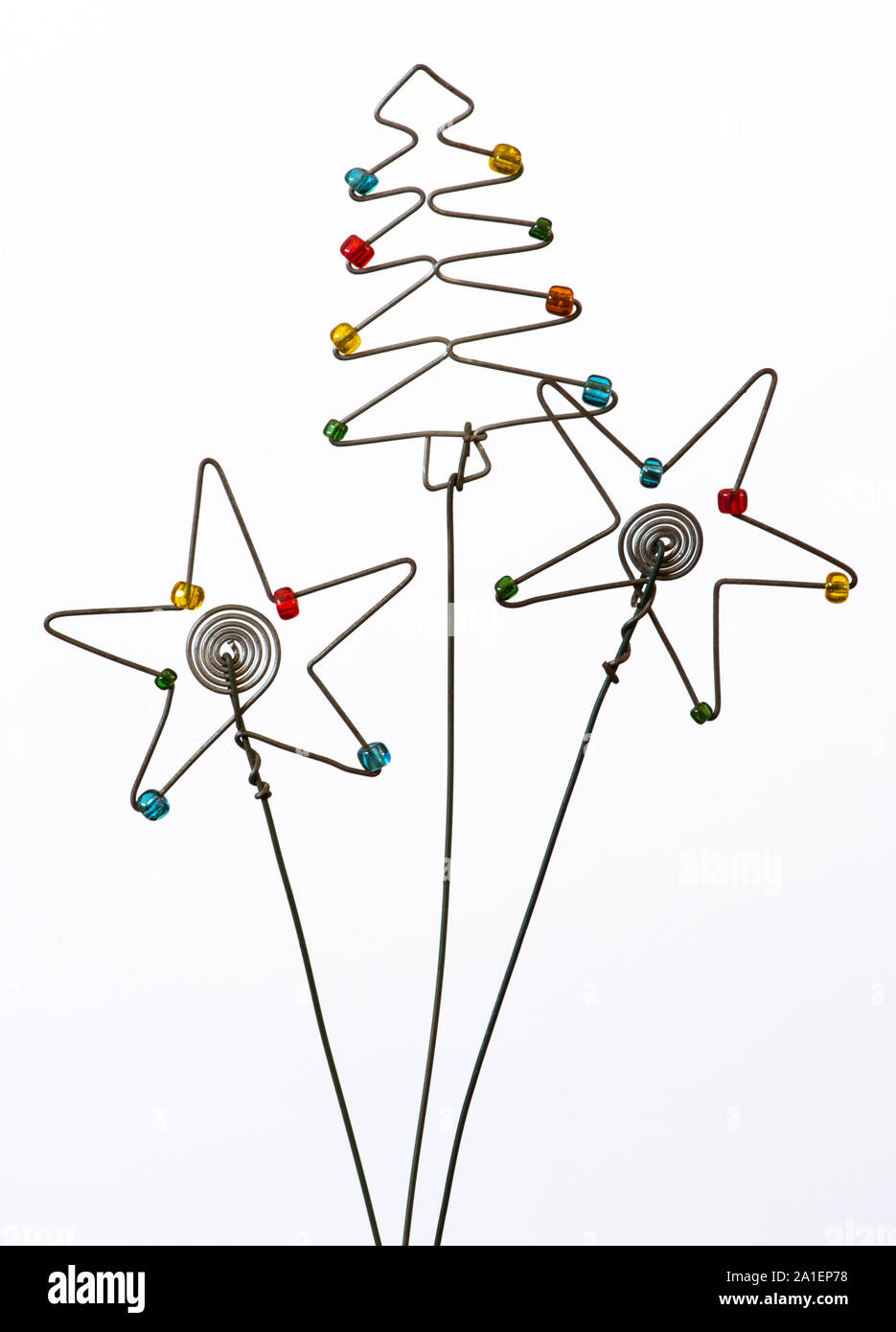 Un iconico ma semplice albero di Natale e due stelle creati al di fuori di filo metallico e perline. Foto Stock