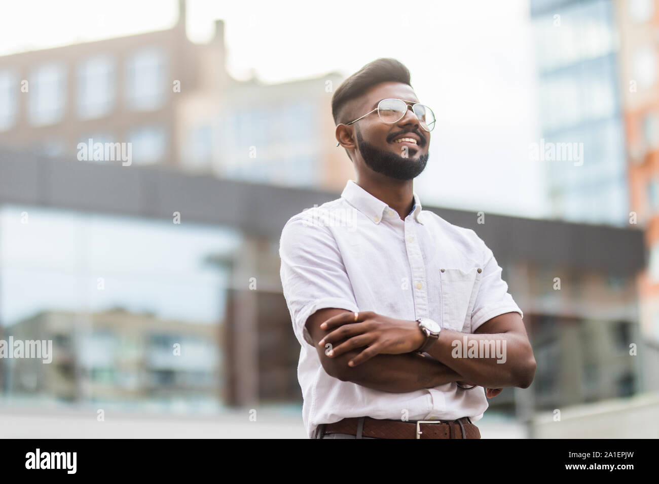 Asian business man attraversando il braccio ritratto di asiatici, indiani del nord e di successo imprenditore fiducioso Foto Stock