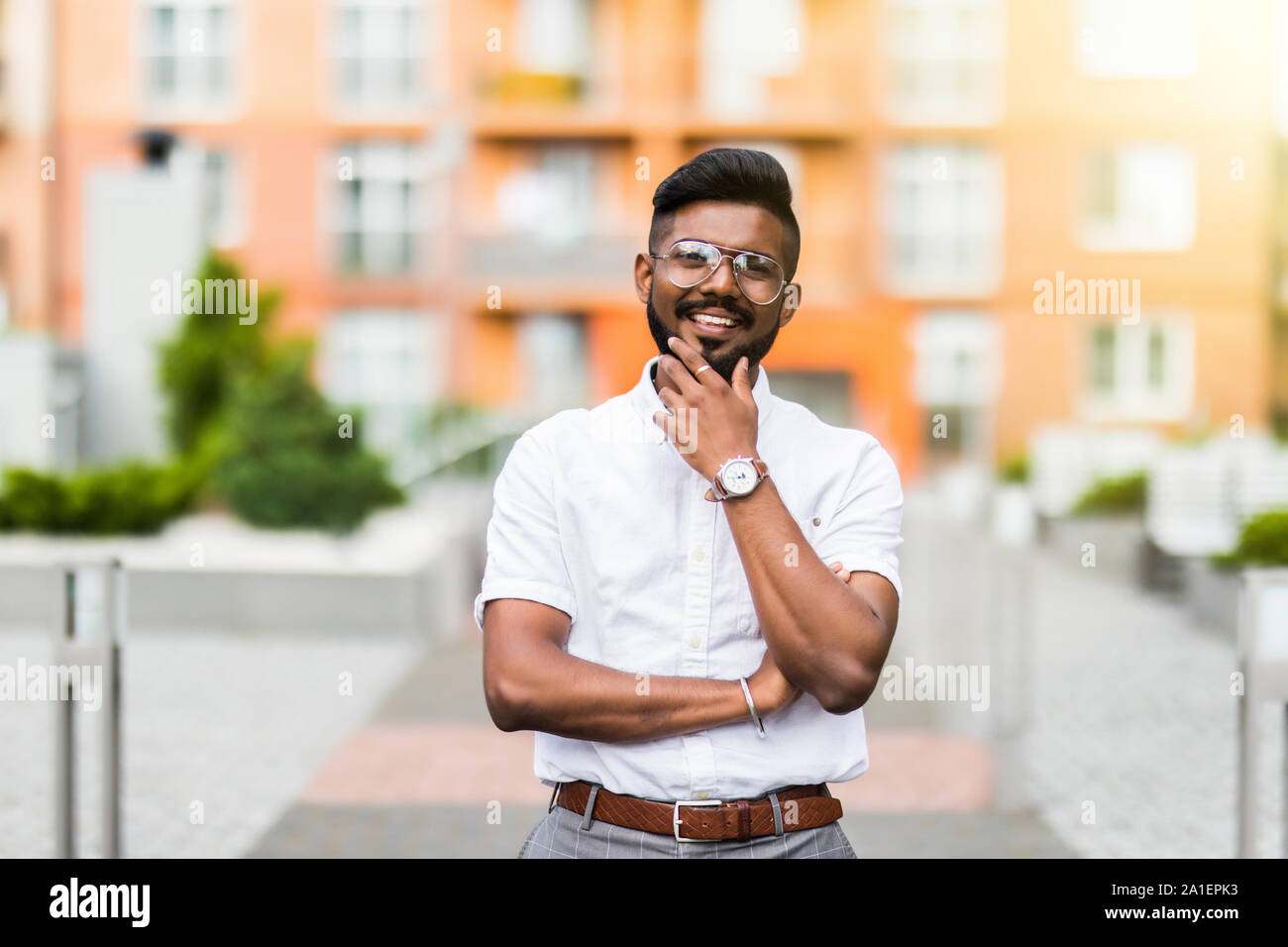 Asian business man attraversando il braccio ritratto di asiatici, indiani del nord e di successo imprenditore fiducioso Foto Stock