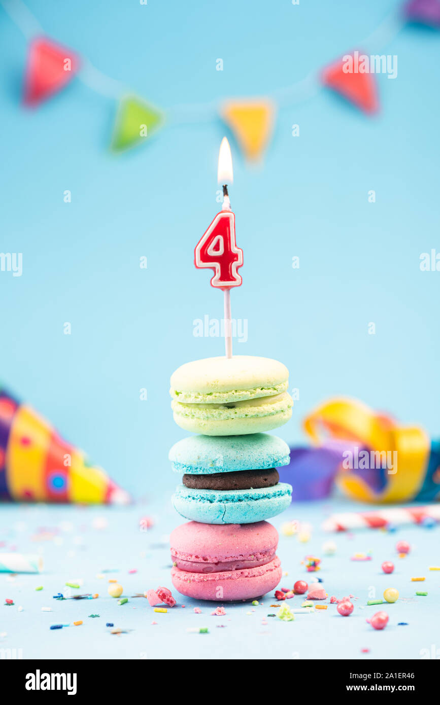 Quarto quarto compleanno Card con candela in colorate amaretti e spruzza. Card mockup. Foto Stock