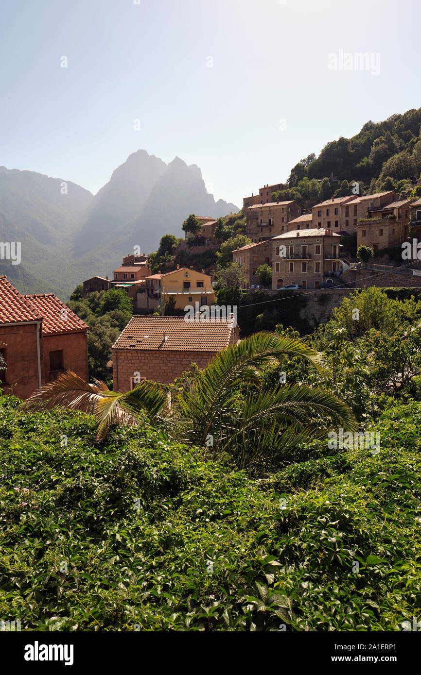 Villaggio Ota e le vette e creste paesaggio di Capu d'Ortu in Ota / Porto Regione, Corse-du-Sud, Corsica, Francia Foto Stock