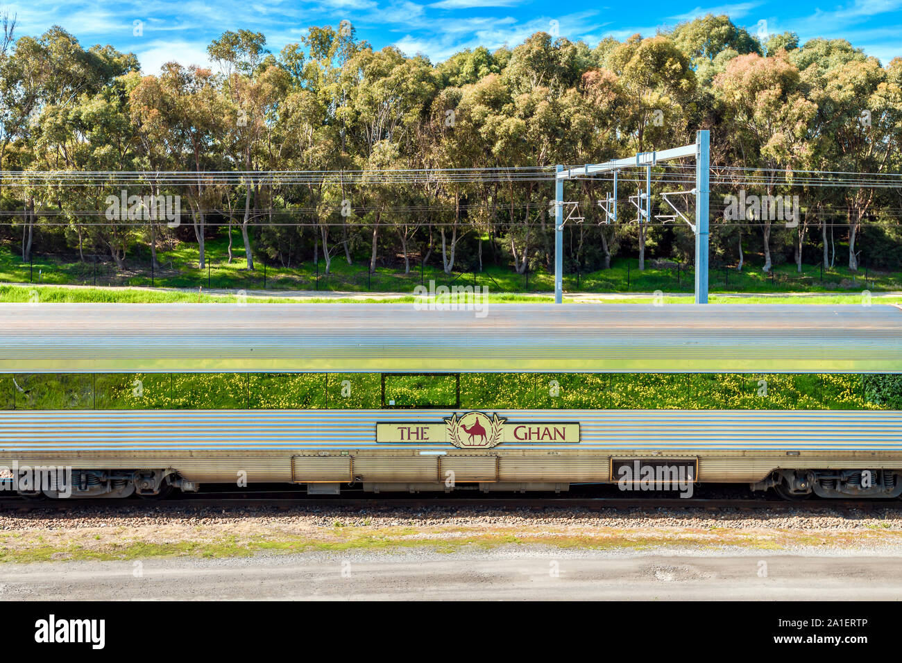 Ai parchi di Adelaide Terminale, South Australia - Agosto 4, 2019: Il treno Ghan uscire per il suo novantesimo anniversario speciale servizio da Adelaide a Darw Foto Stock